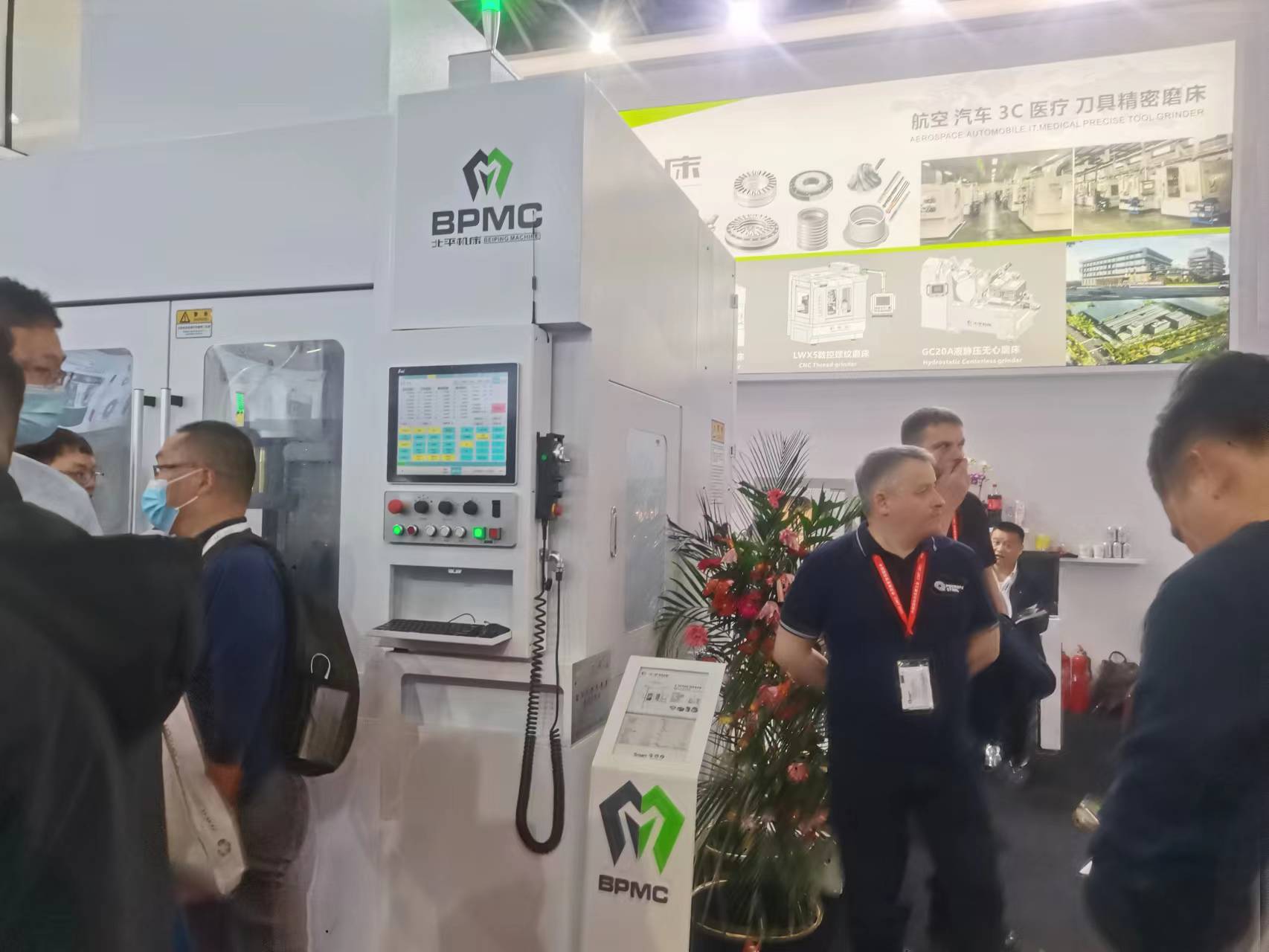 北平機(jī)床展會(huì)現(xiàn)場 國外技師現(xiàn)場答疑